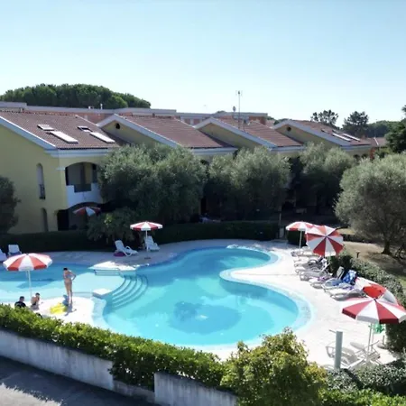 Three-room Flat In A With Shared Pool Apartment *