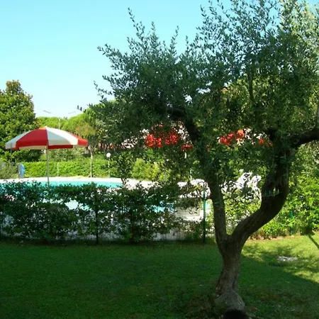 Three-room Flat In A With Shared Pool Apartamento